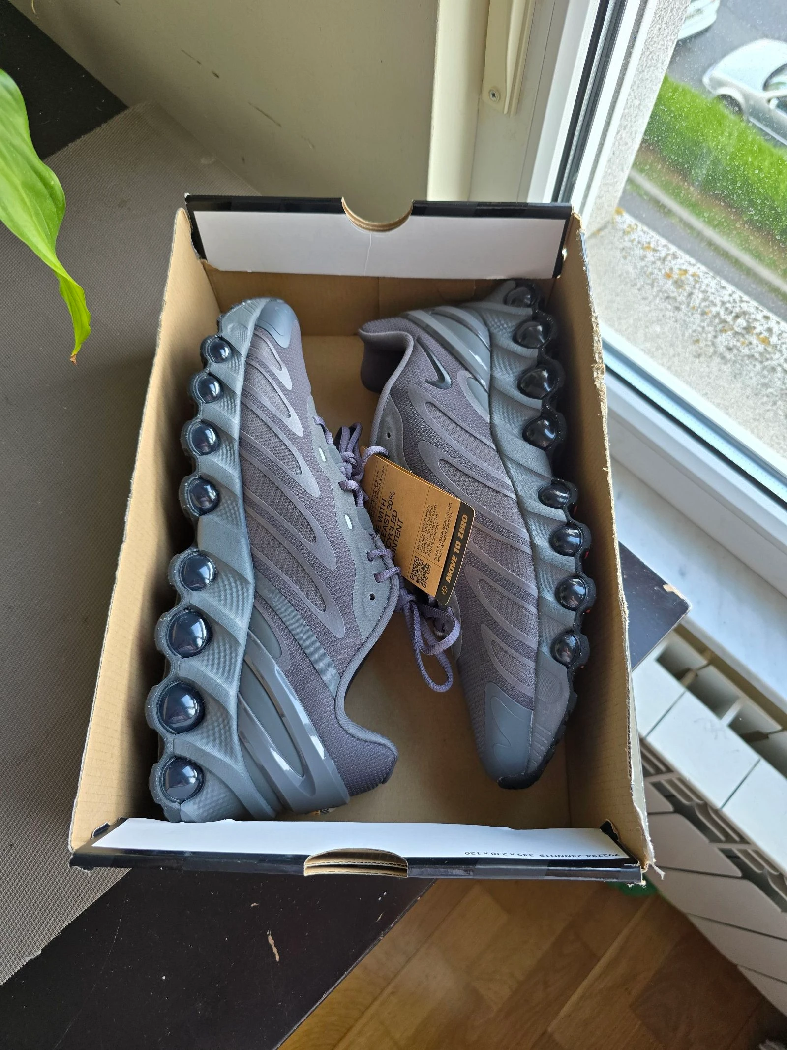 Chaussures Nike Air Max DN8 Taille 44 - Toutes neuves avec étiquettes! – photo 11